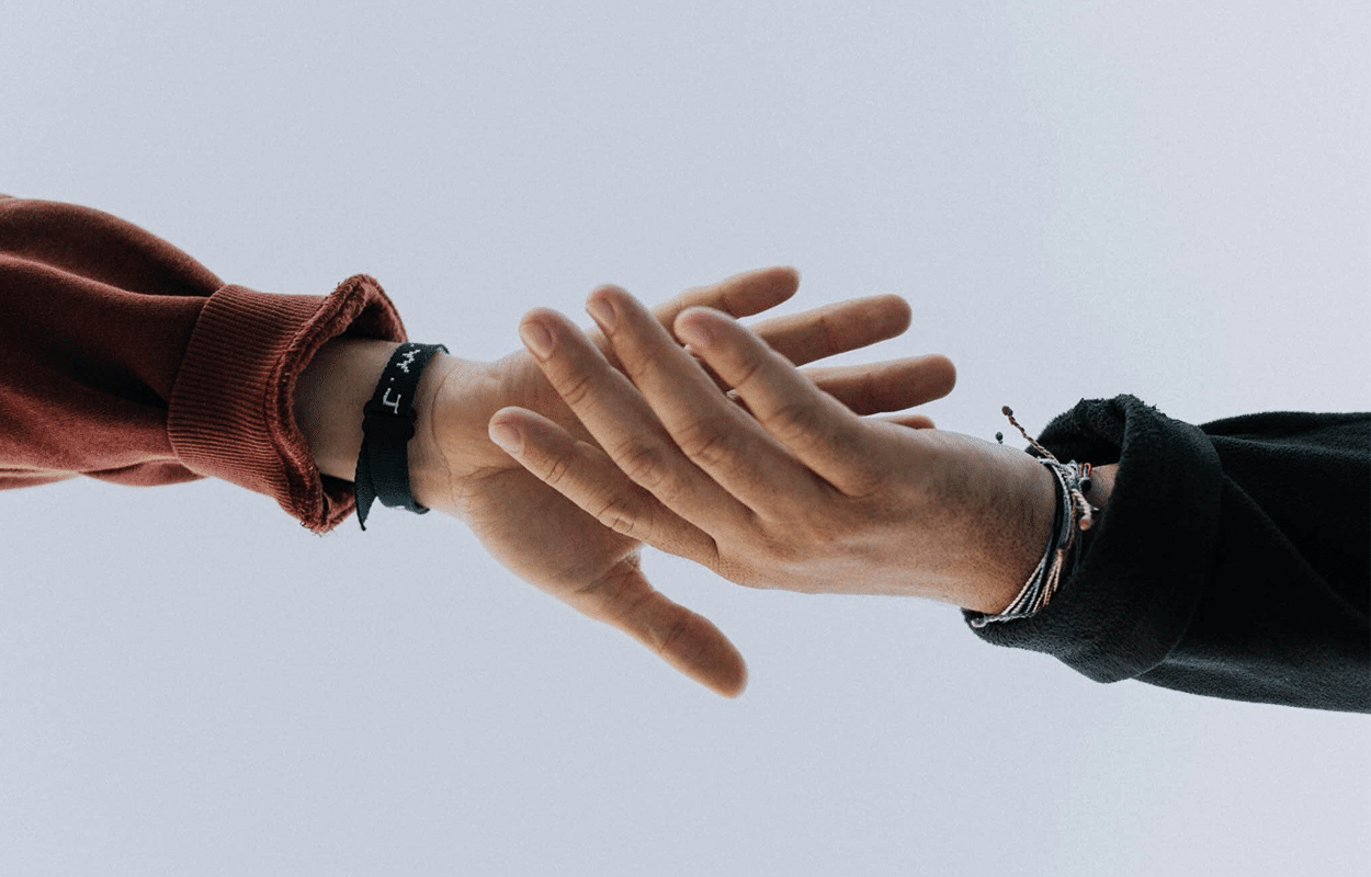 deux mains qui vont l'une vers l'autre