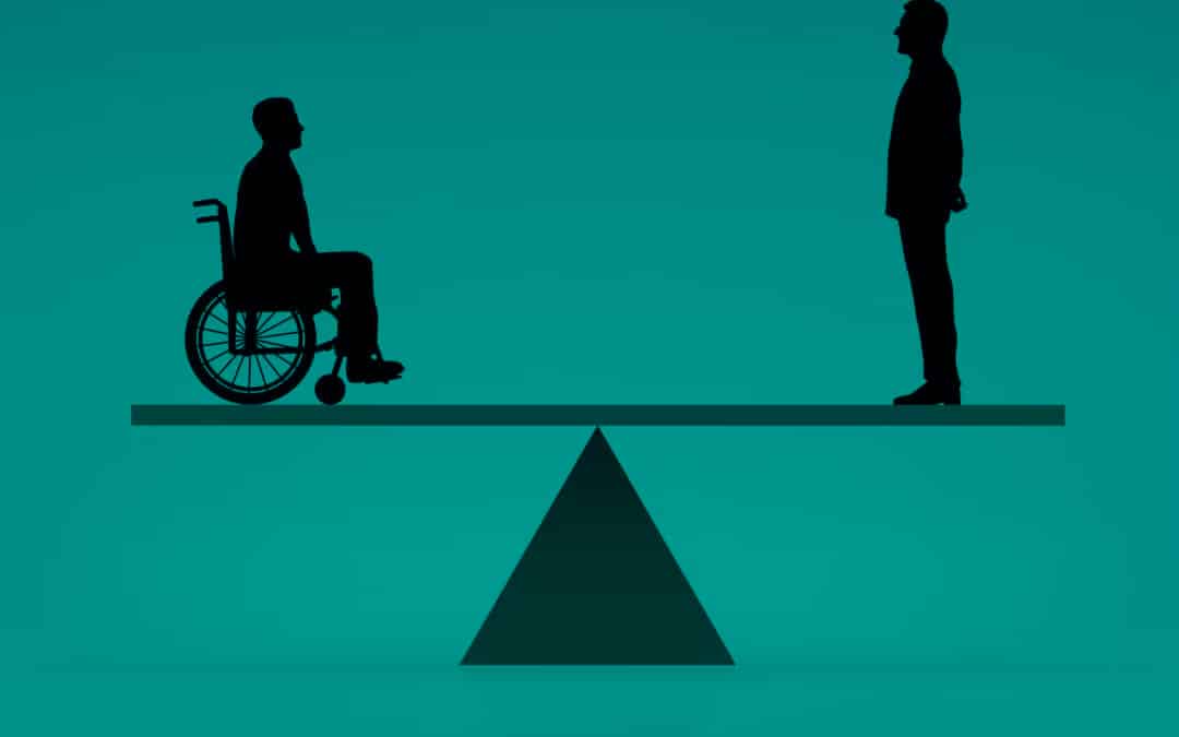 Illustration de deux silhouettes sur une balance avec une personne en situation d'handicap à gauche de la balance et une personne sans handicap à droite de la balance. La balance est bien équilibrée