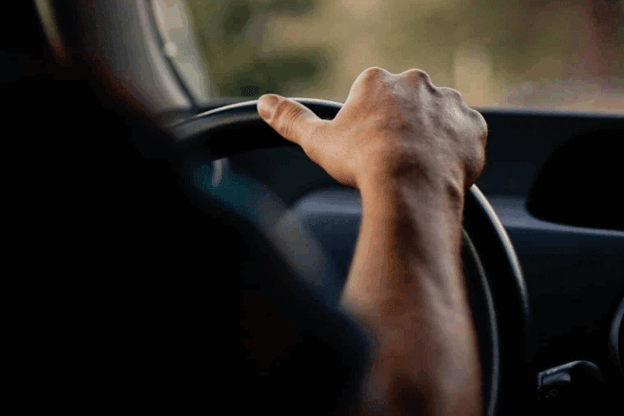 personne conduisant une voiture