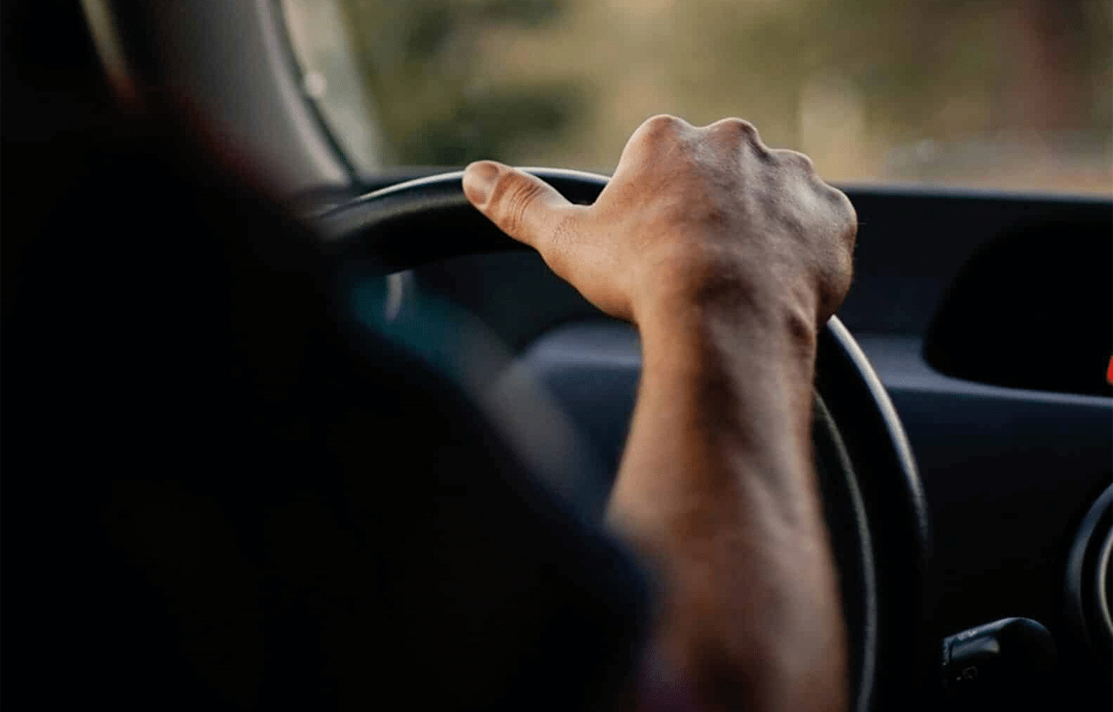 personne conduisant une voiture