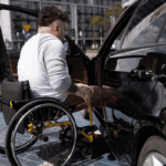 personne en fauteuil roulant montant dans son véhicule
