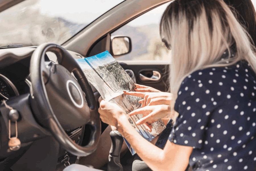 deux-femmes-assis-dans-la-voiture-pointant-sur-la-carte