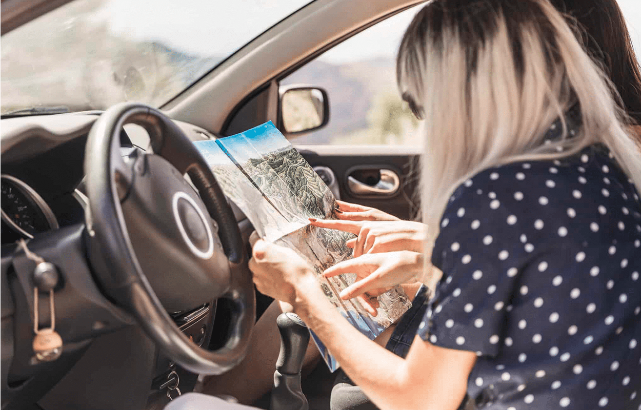 deux-femmes-assis-dans-la-voiture-pointant-sur-la-carte