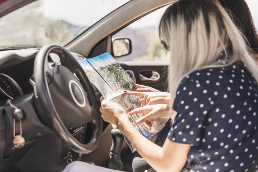 deux-femmes-assis-dans-la-voiture-pointant-sur-la-carte
