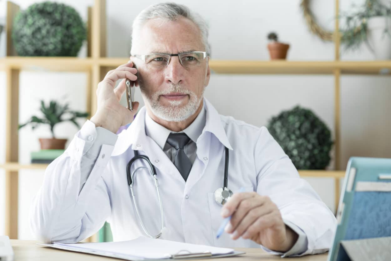 docteur au téléphone