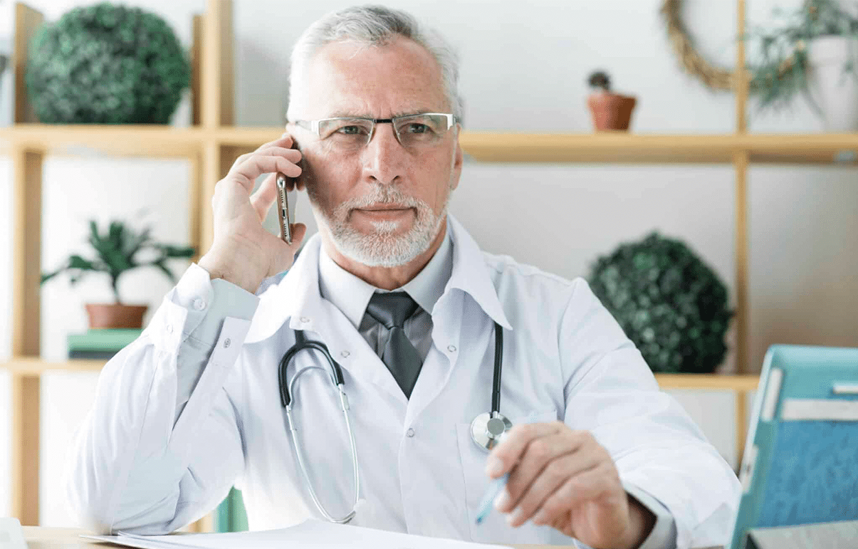 docteur au téléphone