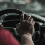 Une main sur le volant d'une voiture