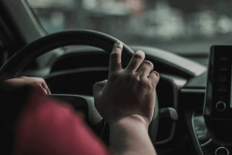 Une main sur le volant d'une voiture
